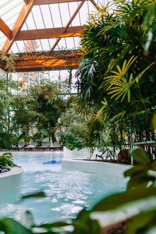 Rahat Palace Hotel Алма Ата Екстериор снимка The indoor swimming pool