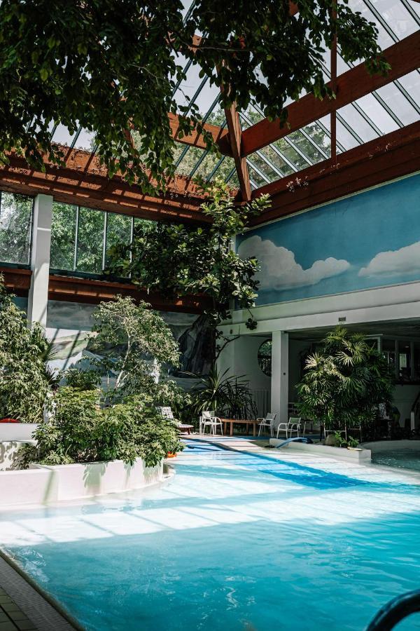 Rahat Palace Hotel Алма Ата Екстериор снимка The interior of the swimming pool