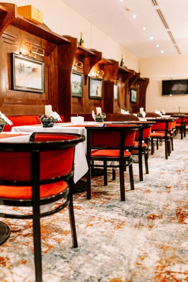 Rahat Palace Hotel Алма Ата Екстериор снимка Restaurant interior