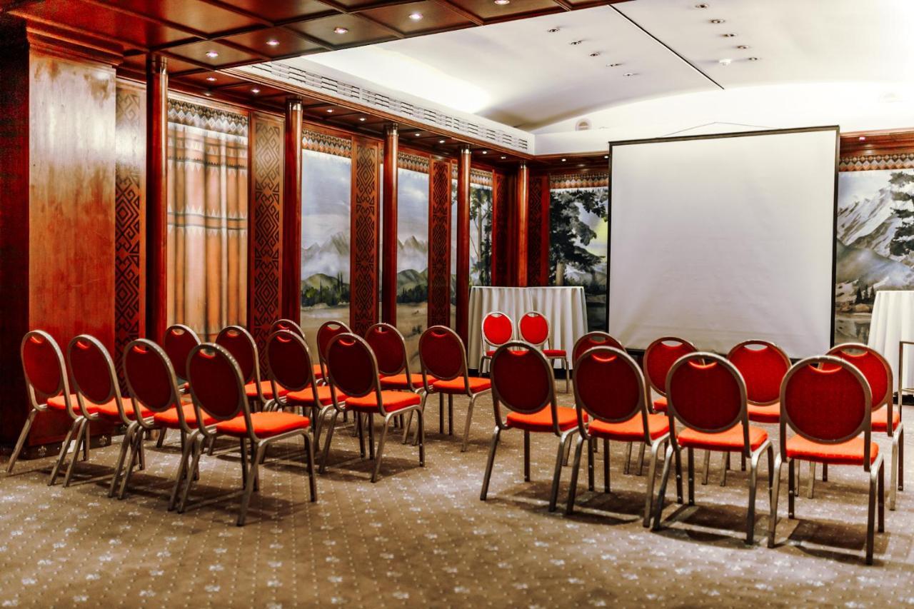 Rahat Palace Hotel Алма Ата Екстериор снимка A meeting room
