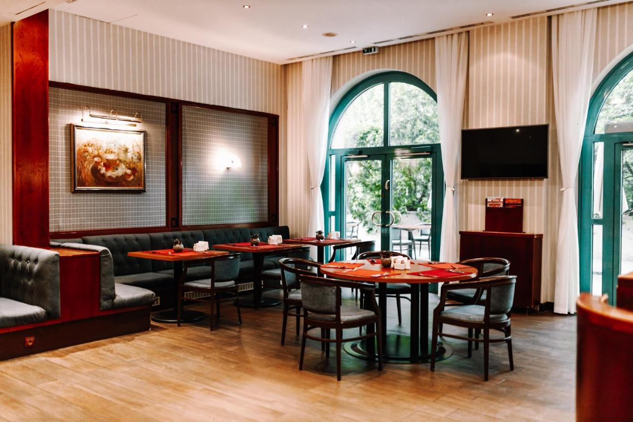 Rahat Palace Hotel Алма Ата Екстериор снимка The interior of the restaurant