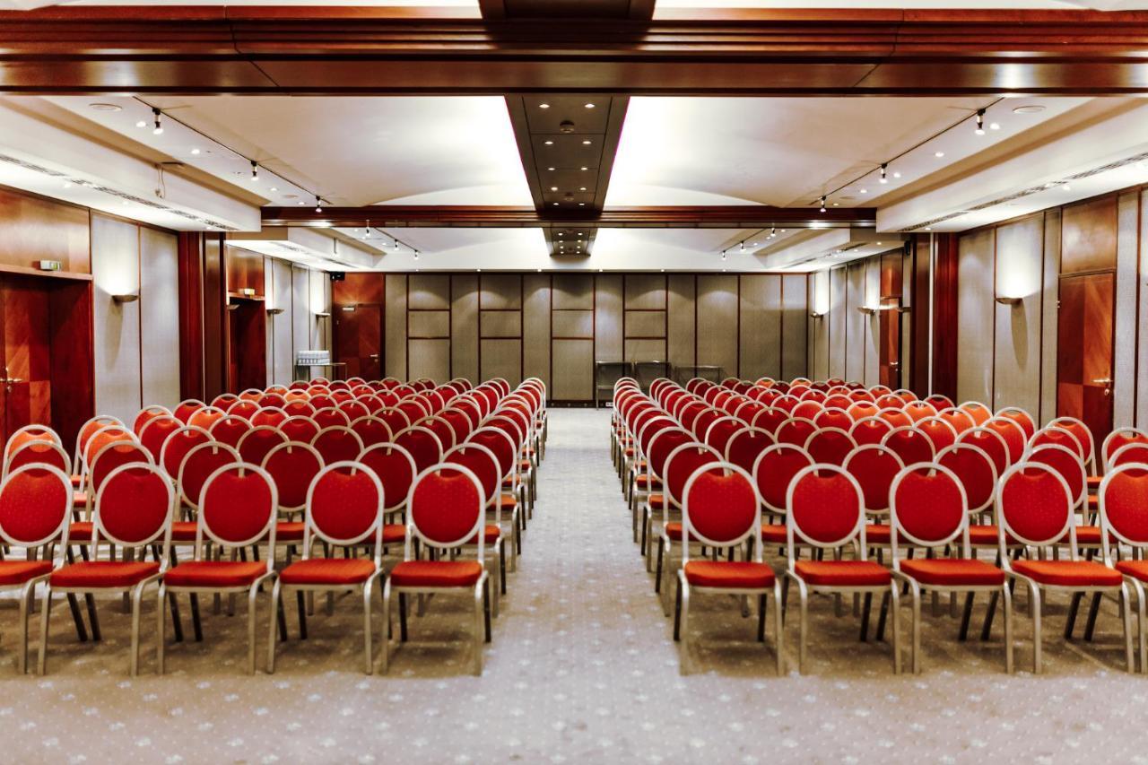 Rahat Palace Hotel Алма Ата Екстериор снимка The ballroom