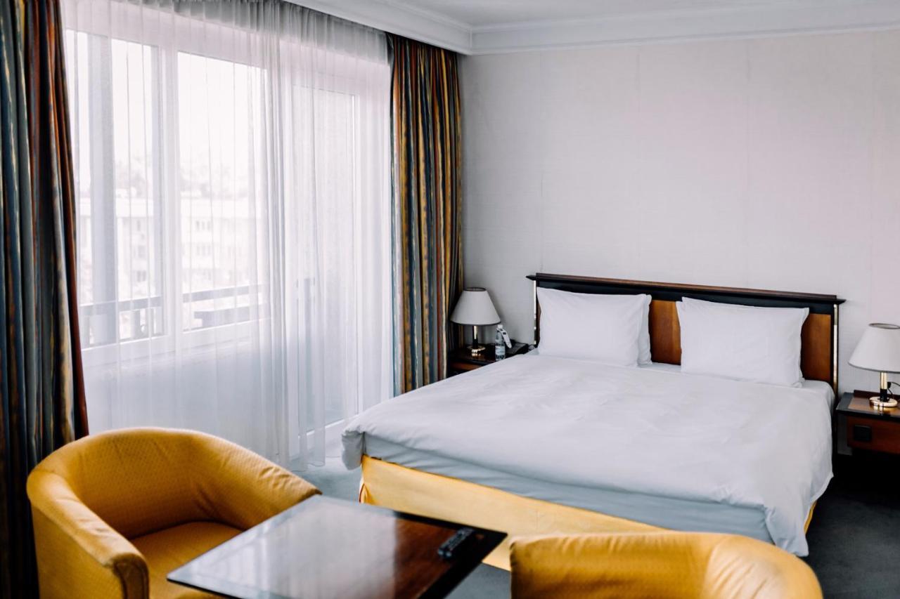 Rahat Palace Hotel Алма Ата Екстериор снимка A bedroom
