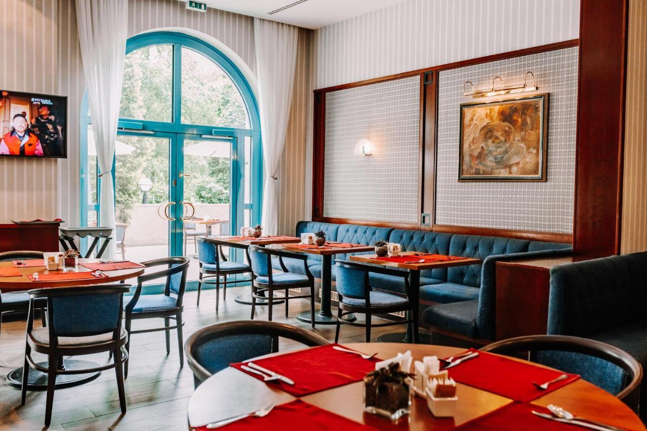 Rahat Palace Hotel Алма Ата Екстериор снимка Restaurant interior