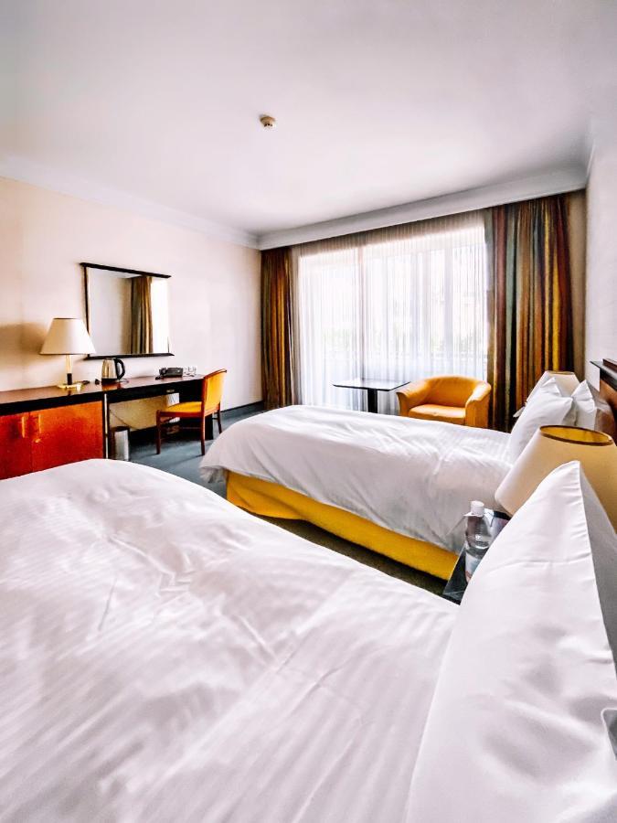 Rahat Palace Hotel Алма Ата Екстериор снимка A typical hotel room