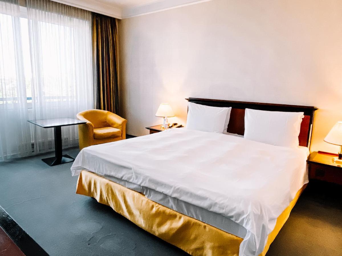 Rahat Palace Hotel Алма Ата Екстериор снимка A hotel room