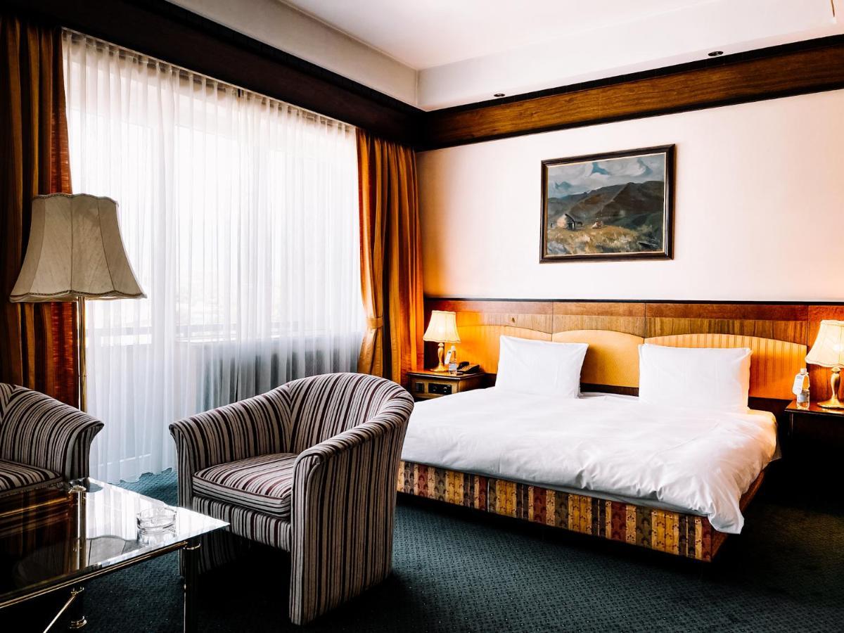 Rahat Palace Hotel Алма Ата Екстериор снимка A room at the hotel