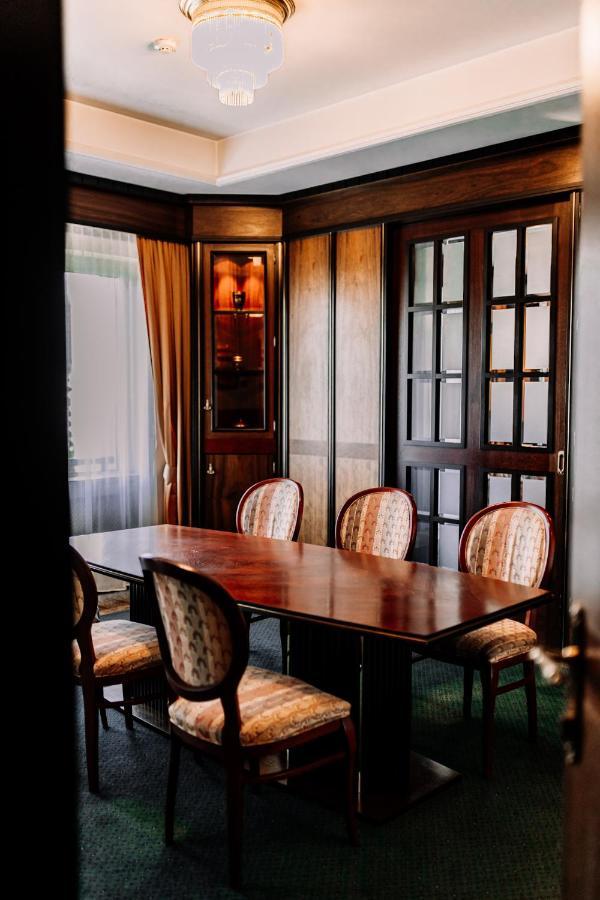 Rahat Palace Hotel Алма Ата Екстериор снимка The dining room