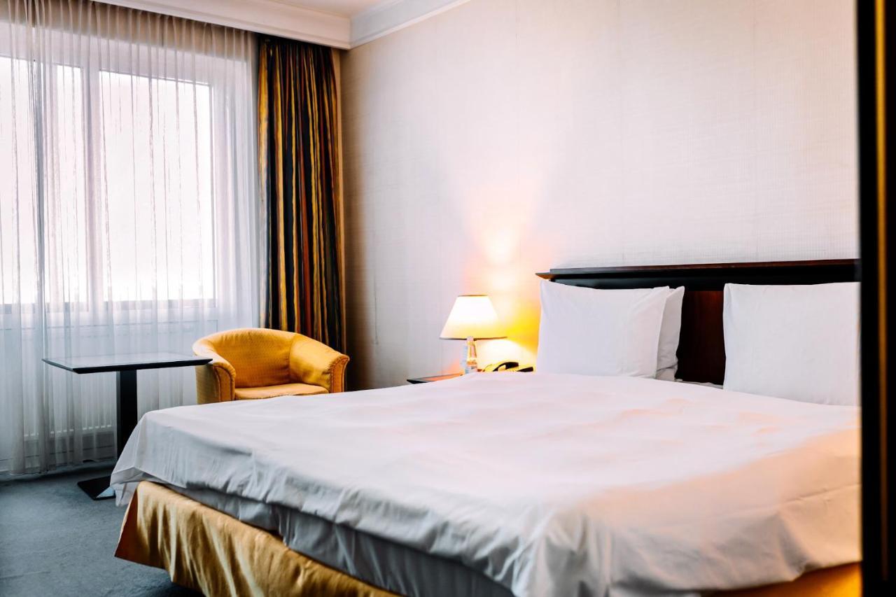 Rahat Palace Hotel Алма Ата Екстериор снимка A bed