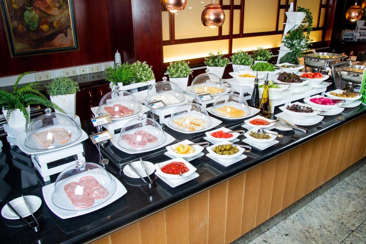 Rahat Palace Hotel Алма Ата Екстериор снимка A buffet