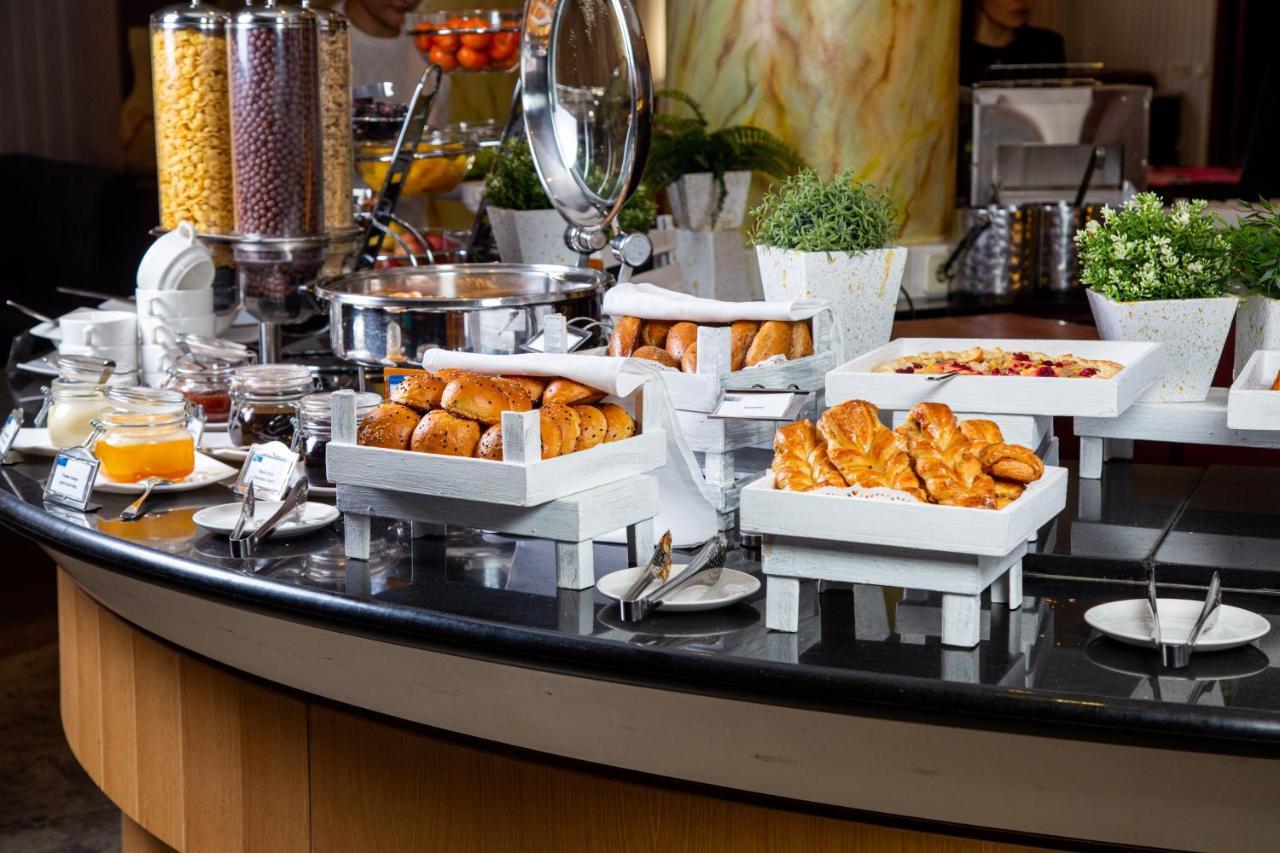 Rahat Palace Hotel Алма Ата Екстериор снимка A breakfast buffet