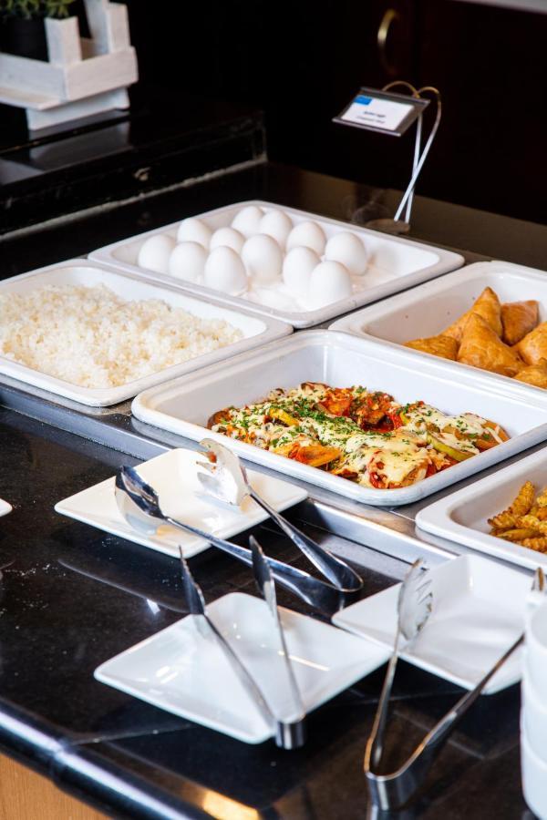 Rahat Palace Hotel Алма Ата Екстериор снимка A chafing dish buffet