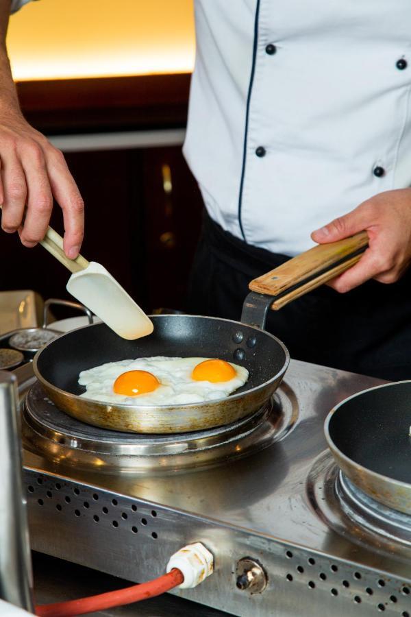 Rahat Palace Hotel Алма Ата Екстериор снимка Fried eggs