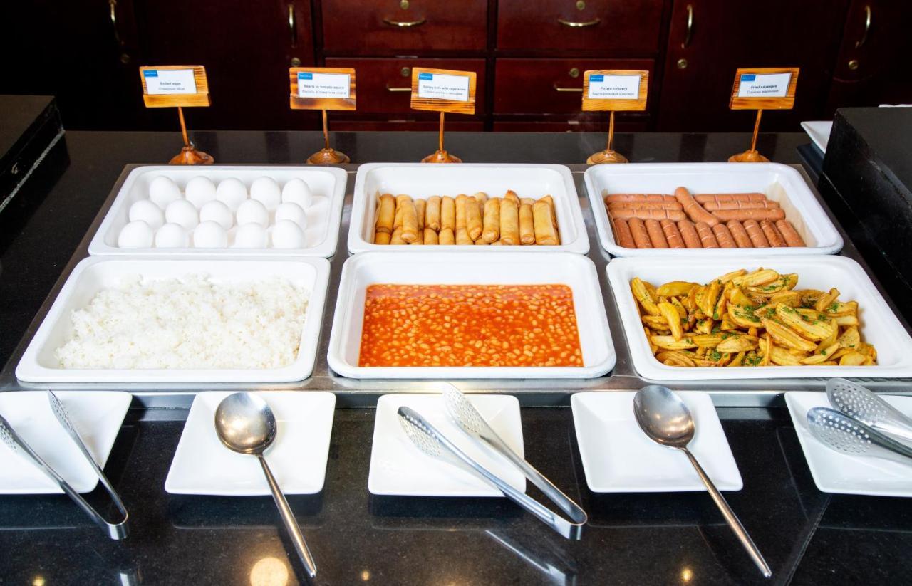 Rahat Palace Hotel Алма Ата Екстериор снимка A buffet with chafing dishes