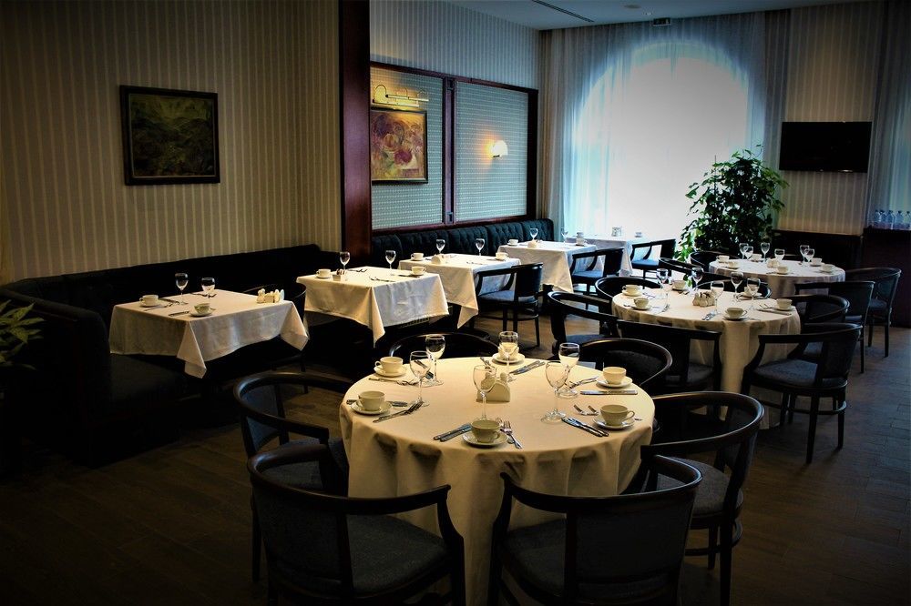 Rahat Palace Hotel Алма Ата Екстериор снимка Interior of the restaurant
