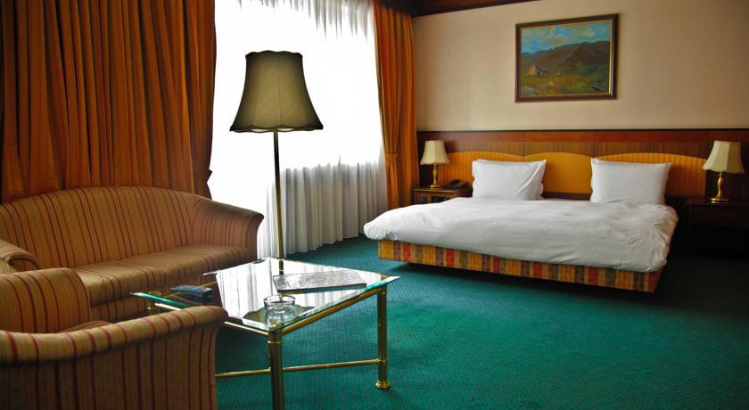 Rahat Palace Hotel Алма Ата Екстериор снимка A hotel room