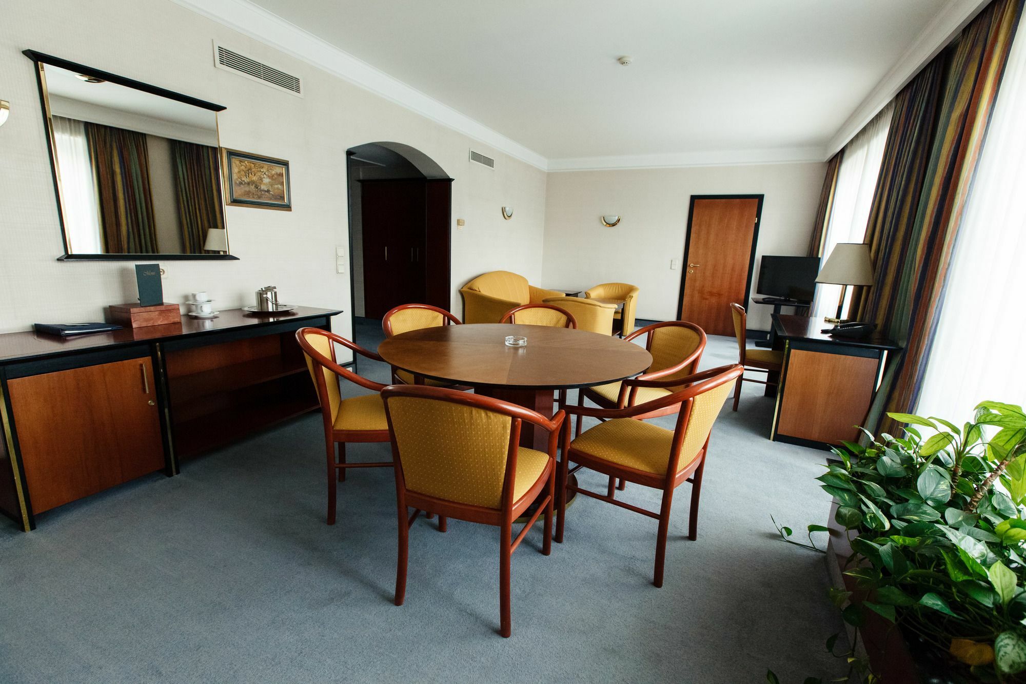 Rahat Palace Hotel Алма Ата Екстериор снимка A suite at the Grand Hotel