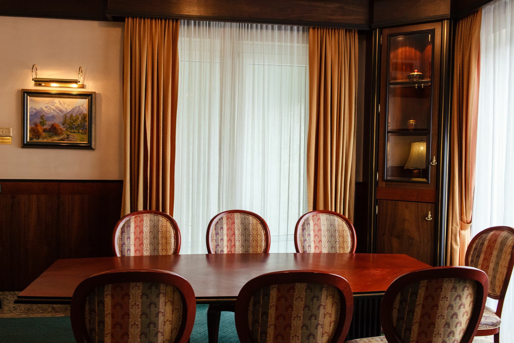 Rahat Palace Hotel Алма Ата Екстериор снимка The meeting room of the Government of the Republic of Dagestan