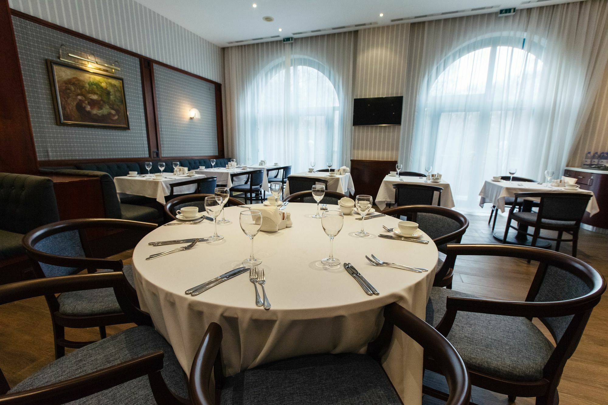 Rahat Palace Hotel Алма Ата Екстериор снимка The restaurant's interior
