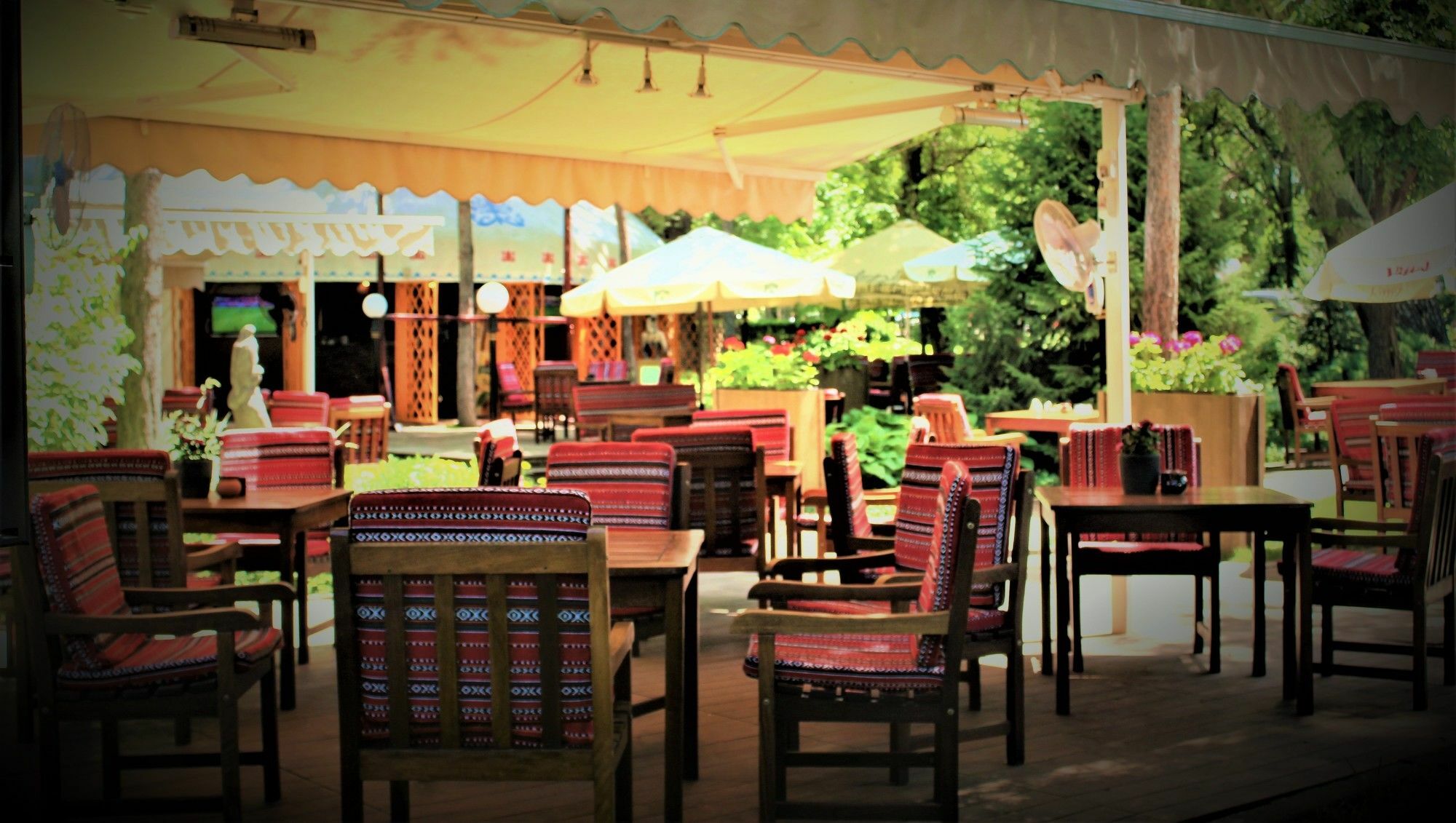 Rahat Palace Hotel Алма Ата Екстериор снимка A restaurant in the resort