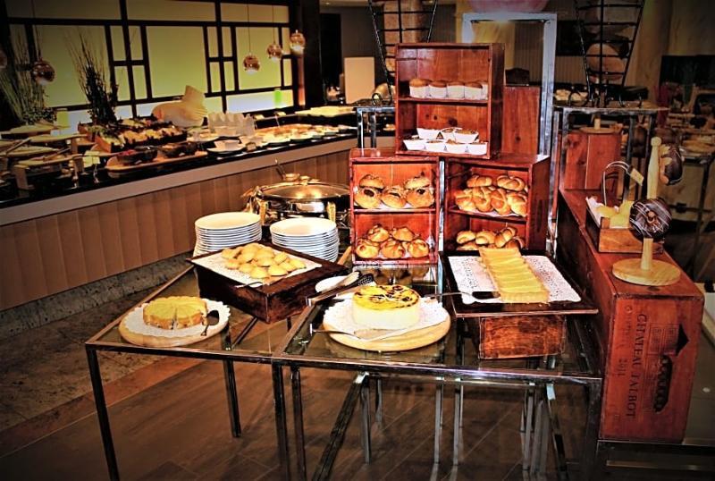 Rahat Palace Hotel Алма Ата Екстериор снимка A buffet at a hotel