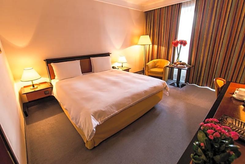 Rahat Palace Hotel Алма Ата Екстериор снимка A room at the hotel